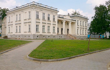 Реконструкция по-белорусски: пластиковые окна во дворце начала 20 века
