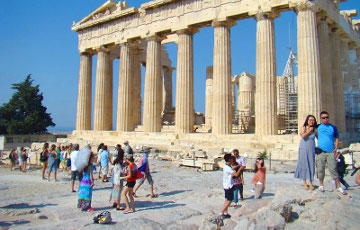 Греческий кризис привлек путешественников: страна переживает туристический бум