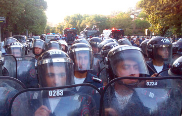Полиция Еревана грозит демонстрантам применением силы