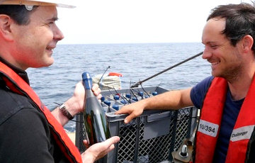 На дне Атланического океана открыли экспериментальный винный погреб