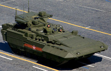 Российский танк «Армата» загорелся во время транспортировки в Нижний Тагил