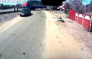 В Барановичах «Ауди» чудом проскочил перед проезжающим «дизелем»