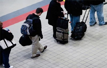 Расейскіх турыстаў, якія прыбываюць у Маскву, дапытваюць у аэрапортах