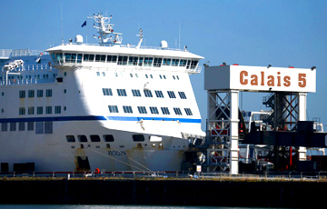Бастующие моряки заблокировали французский порт в Кале и опустошили бары