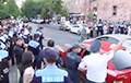 На главной площади Еревана возобновились протесты