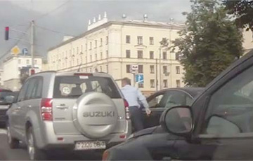 Водитель Audi A6 из России устроил драку на проспекте Независимости в Минске