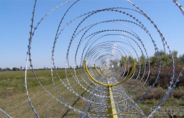 Венгрия завершила строительство забора на границе с Сербией
