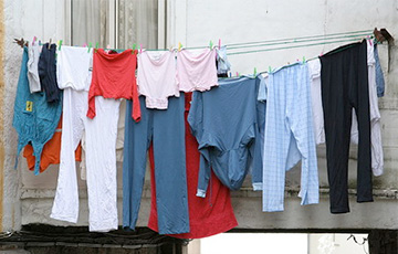 Простой трюк поможет быстро высушить одежду в квартире зимой