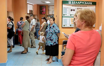 Белорусы 19 месяцев подряд скупают валюту