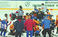 На турнире в Пинске юные хоккеисты устроили массовую драку