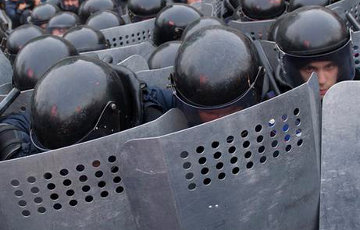 Новые столкновения в Киеве: в милицию бросают камни