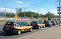 Гаишники остановили в центре Минска колонну таксистов