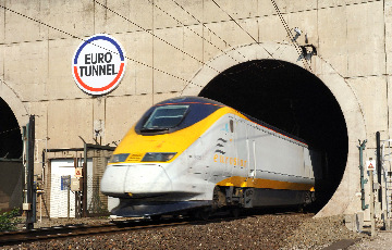 Поезда между Францией и Англией остановились из-за мигрантов