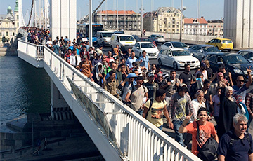 Сотни мигрантов пешком отправились в Австрию с вокзала в Будапеште