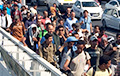 Сотні мігрантаў пешшу адправіліся ў Аўстрыю з вакзалу ў Будапешце