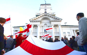 Народны сход у Менску: беларусы пратэстуюць супраць расейскай авіябазы