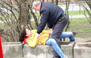 В сеть попали фото, как мать из Бобруйска «избивает» милиционера