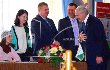 Фотофакт: Наблюдательница отказалась встать и поздороваться с Лукашенко