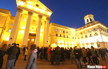 Акцыя памяці ў цэнтры Менска: 150 менчукоў запалілі свечкі ля будынка КДБ