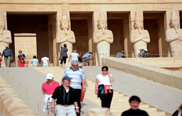 Егіпет наважыў павялічыць зборы з турыстаў, якія пакідаюць краіну