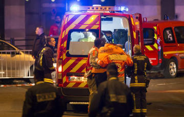 Террористы атковали театр в Париже: захвачены 100 заложников