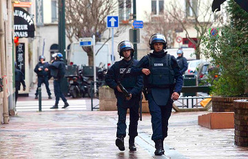 Полиция эвакуировала людей с площади Республики в Париже
