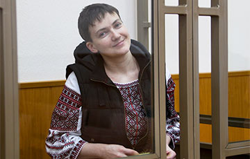Надежда Савченко передала Светлане Алексиевич свою книгу из тюрьмы