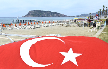 Туристке в Турции грозит тюрьма из-за трех камней, которые она взяла на развалинах и пляже