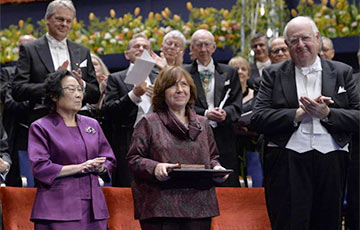 Фотофакт: Король Швеции вручил Светлане Алексиевич Нобелевскую премию