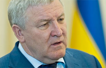 Суд в Киеве постановил арестовать скрывающегося в Беларуси экс-министра обороны Украины