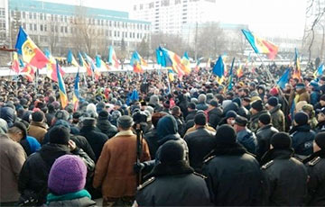 Антиправительственные протесты в Кишиневе продолжаются третий день