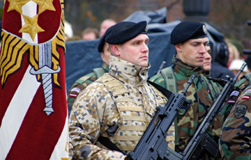 Латвия собирается усилить армию на границе с Беларусью и Россией