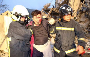 Сотни жителей Тайваня остаются под руинами после землетрясения
