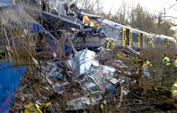 На юге Германии столкнулись в лоб два пассажирских поезда
