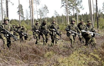 Из-за российской угрозы НАТО готово разместить тысячи военных в Восточной Европе