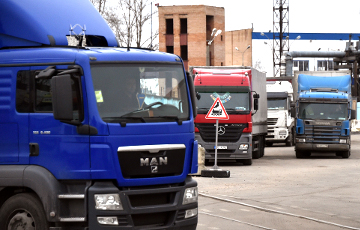Украина официально приостановила движение российских грузовиков