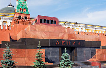 Pensioner From Belarus Tossed Bottle With Paint At Lenin’s Mausoleum