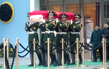 Китайских чиновников запретили хоронить в просторных могилах