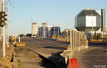 Жыхары «дома з расцяжкай» пратэстуюць супраць праекту рэканструкцыі іх квартала