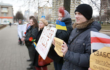 В Минске второй день пикетируют посольство РФ