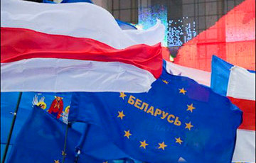 Video Fact: Live Music Plays At European Belarus Picket To Collect Signatures