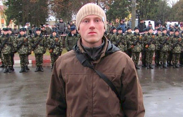 Дмитрий Столяров, который залез на кран, не служил в ОМОНе