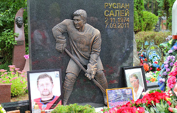 Сборная Беларуси по хоккею почтила память Руслана Салея