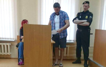 Российский актер Николаев пришел в суд в шортах и шлепанцах