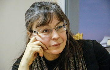 Государственный «дальтонизм»: Милиционеры спутали зеленую одежду на активистке с оранжевой