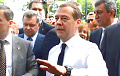 «Вы держитесь здесь»: видео встречи Медведева с крымчанами отцензурировали