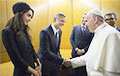 Папа Рымскі ўзнагародзіў Джорджа Клуні, Рычарда Гіра і Сальму Хаек
