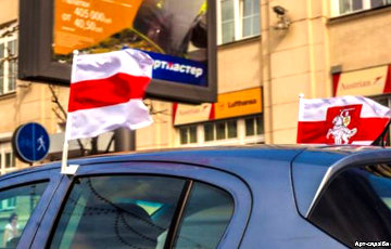 Возле Центрального РОВД у Леонида Кулакова украли бело-красно-белые флажки с машины