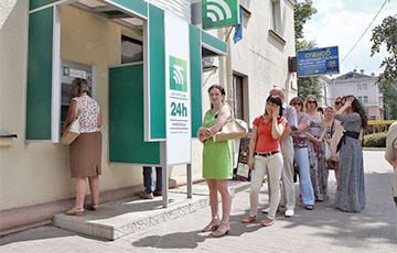 Минчане штурмуют банкоматы перед деноминацией
