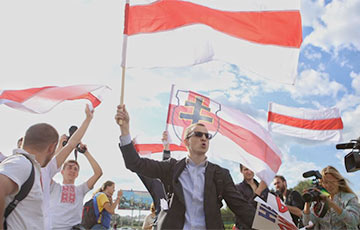 «Молодой Фронт» снова зовет белорусов подписываться за национальный флаг